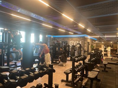 운동 중인 회원들